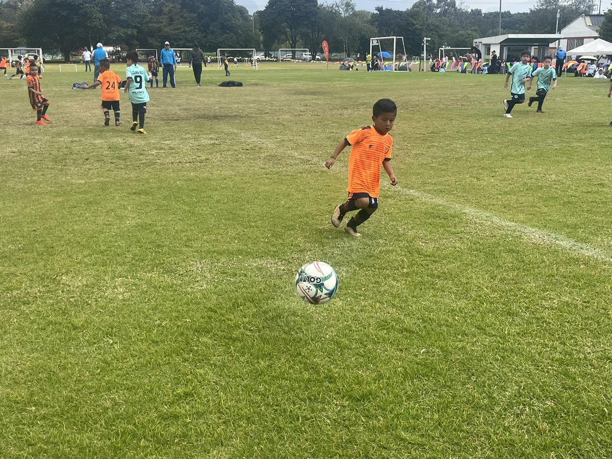 Compensar_info's tweet image. #BienestarIntegral A esta hora iniciamos nuestra #CopaCompensar #Fútbol infantil, donde los más pequeños de la casa están demostrando sus habilidades con el balompié. 🧡