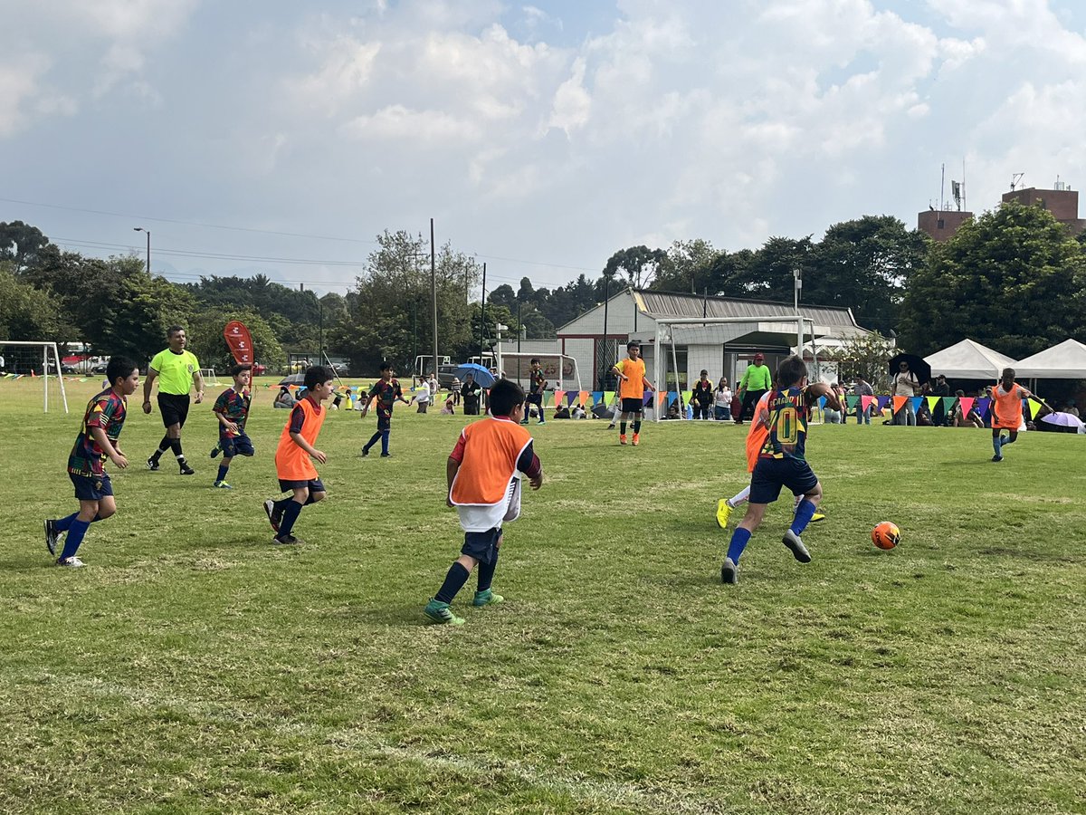 Compensar_info's tweet image. #BienestarIntegral A esta hora iniciamos nuestra #CopaCompensar #Fútbol infantil, donde los más pequeños de la casa están demostrando sus habilidades con el balompié. 🧡