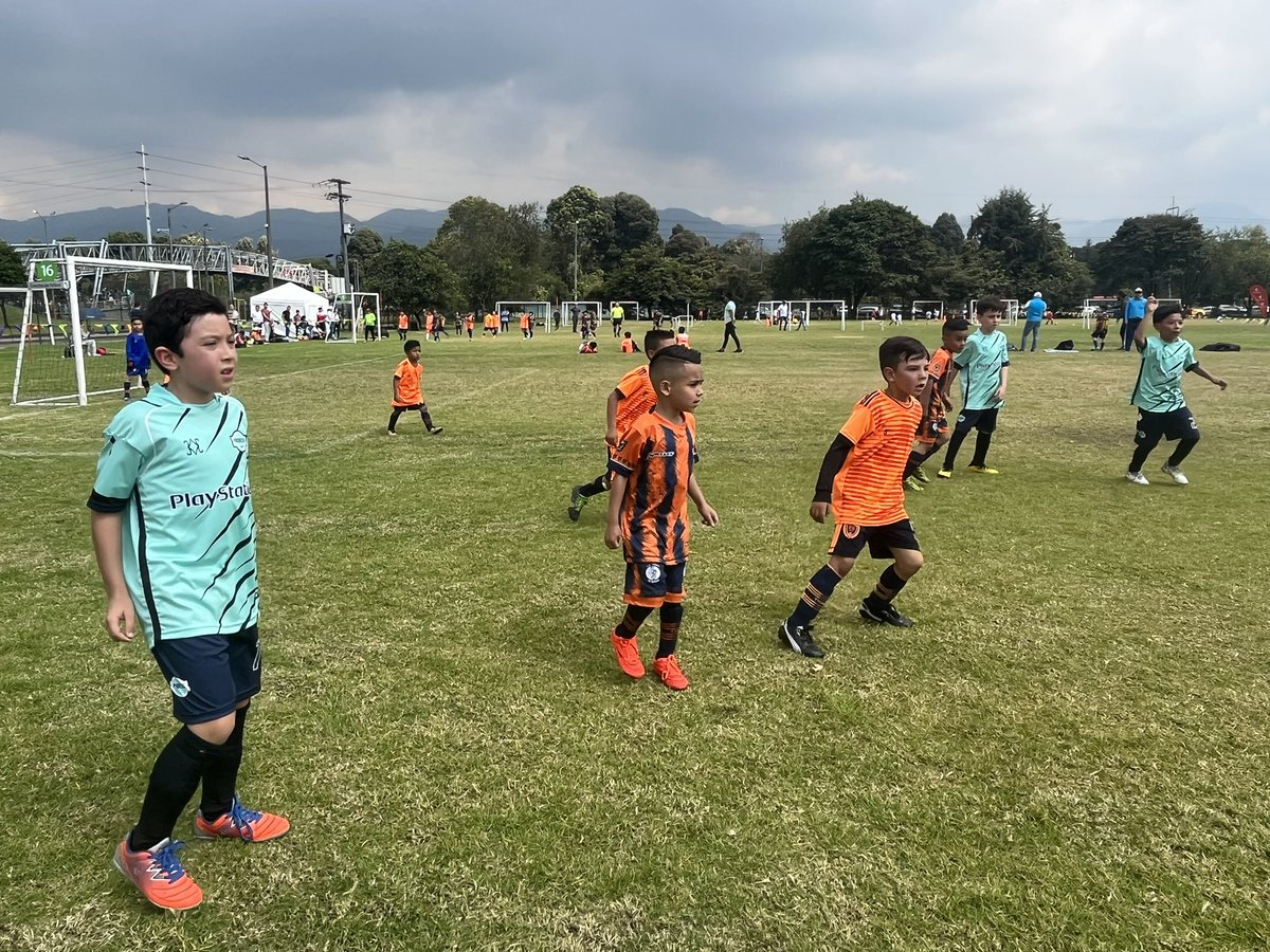 Compensar_info's tweet image. #BienestarIntegral A esta hora iniciamos nuestra #CopaCompensar #Fútbol infantil, donde los más pequeños de la casa están demostrando sus habilidades con el balompié. 🧡