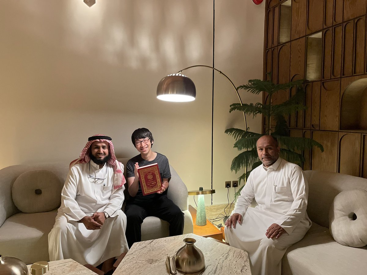 MohammedAliJP's tweet photo. شكرًا للأخ @rakudization حيث استمتعت بالحديث معك عن  #الثقافة #السعودية. وشكرا على قبول الهدية 🌹
كان معي اخي @jan76jpgmailco1 https://t.co/meBIJx5ry4