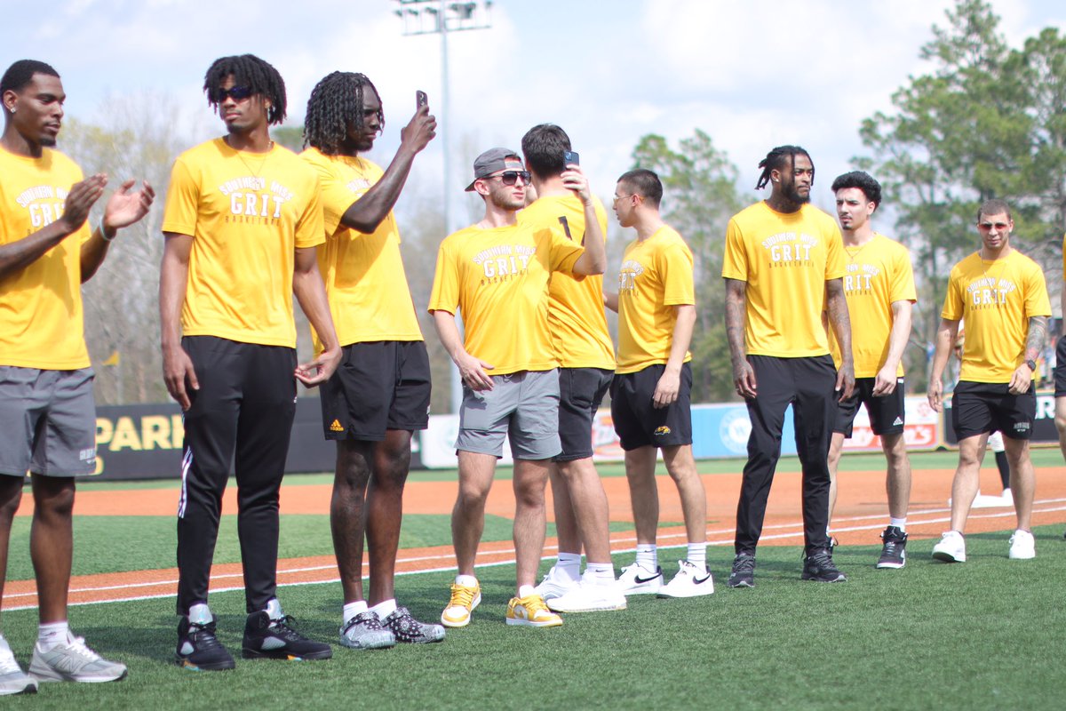 SouthernMissMBB's tweet photo. Thanks for having us, @SouthernMissBSB 🤝 

📍 Pete Taylor Park

#LaFamilia | #SMTTT https://t.co/DQUOMeTZWn