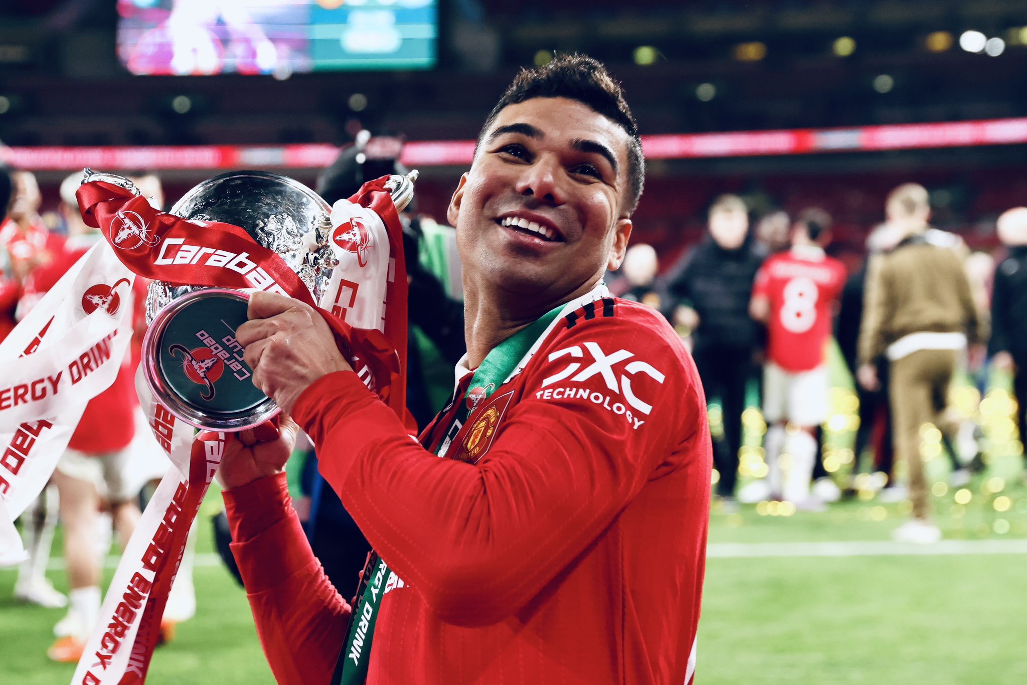 Casemiro celebrates with the Carabao Cup.