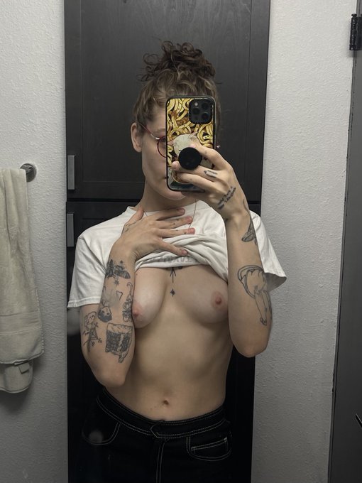 I miss streaming! should I do a little topless stream tomorrow night? ❤️ https://t.co/3dayaKzqmv<a href="/tag/nationalgirlfriendday"class="tags"><span>#nationalgirlfriendday</span></a>