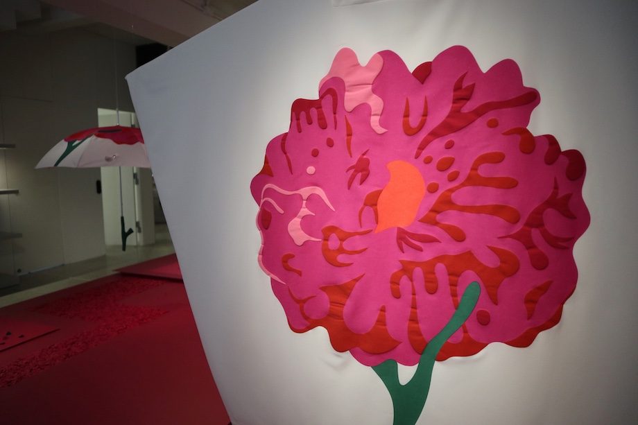 tecture1's tweet photo. 田中一光をリスペクトしたコレクション「IKKO TANAKA ISSEY MIYAKE No.6」の新作 +三澤遥氏〈動紙〉によるインスタレーション
https://t.co/1ZnTidhEga
銀座店1Fに「CUBE」を新設、〈ISSEY MIYAKE GINZA / 445〉としてリニューアル
#イッセイミヤケ #isseymiyake #田中一光 #三澤遥 #銀座 #TECURE https://t.co/0S7rNtJCH0