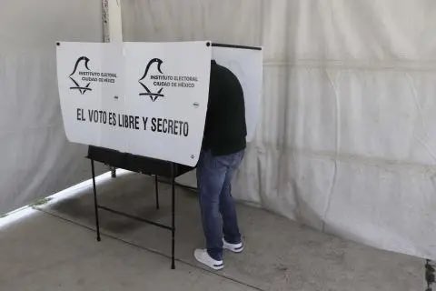 Mexican President <a href="/lopezobrador_/">Andrés Manuel</a> and his party are attacking the election system. 

Fair elections are at risk.

New laws make it easier for his party to stay in power and harder for the independent election authority (<a href="/INEMexico/">@INEMexico</a>) to enforce rules and ensure fair play.

🧵👇