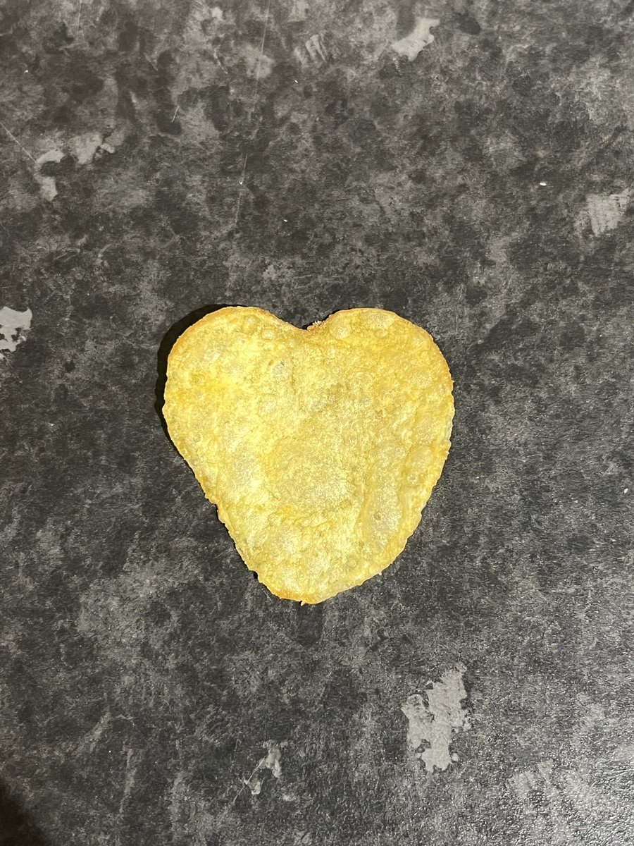 VictoriaTonkin's tweet photo. @walkers_crisps Well isn’t this heart shaped crisp!! #LoveFromWalkers https://t.co/12D2iNsz2g
