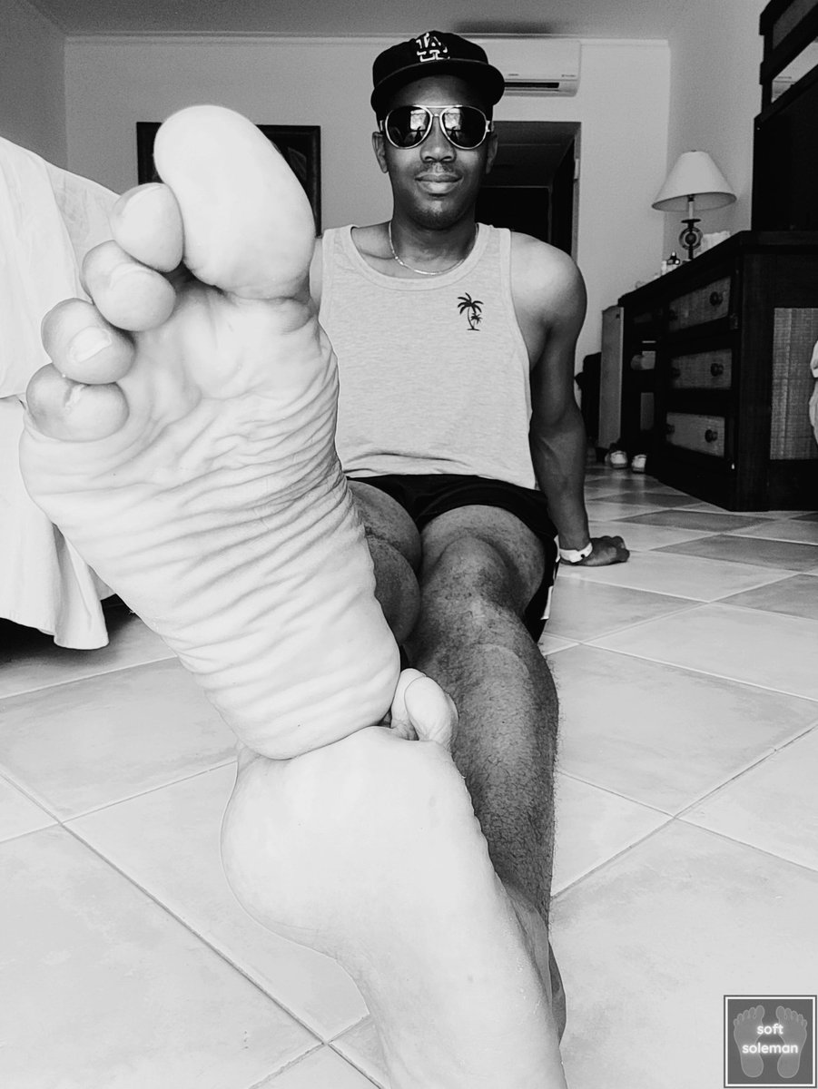 softsoleman's tweet photo. #softsoleman #malefeet #piedsmasculins #smoothsoles #prettymalesoles #malesoles #mansoles #prettysoles #panama #hoteldecameronpanama #royaldecameron #royaldecameronpanamá #blackandwhite #noiretblanc https://t.co/j7ntKgO9Ke