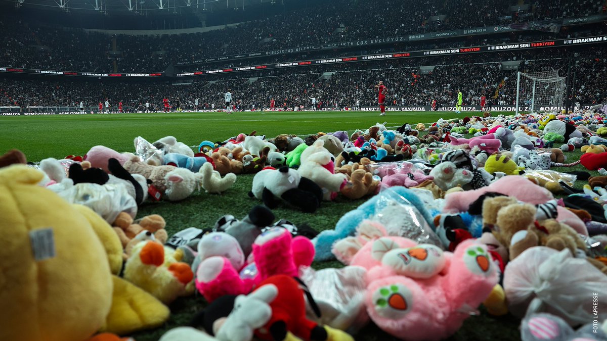 SerieA_EN's tweet photo. When life transcends sport.

A heartwarming gesture from @Besiktas and @Antalyaspor in honor of the children impacted by the earthquake in Turkey and Syria ❤️ https://t.co/i8l6lSU9z0