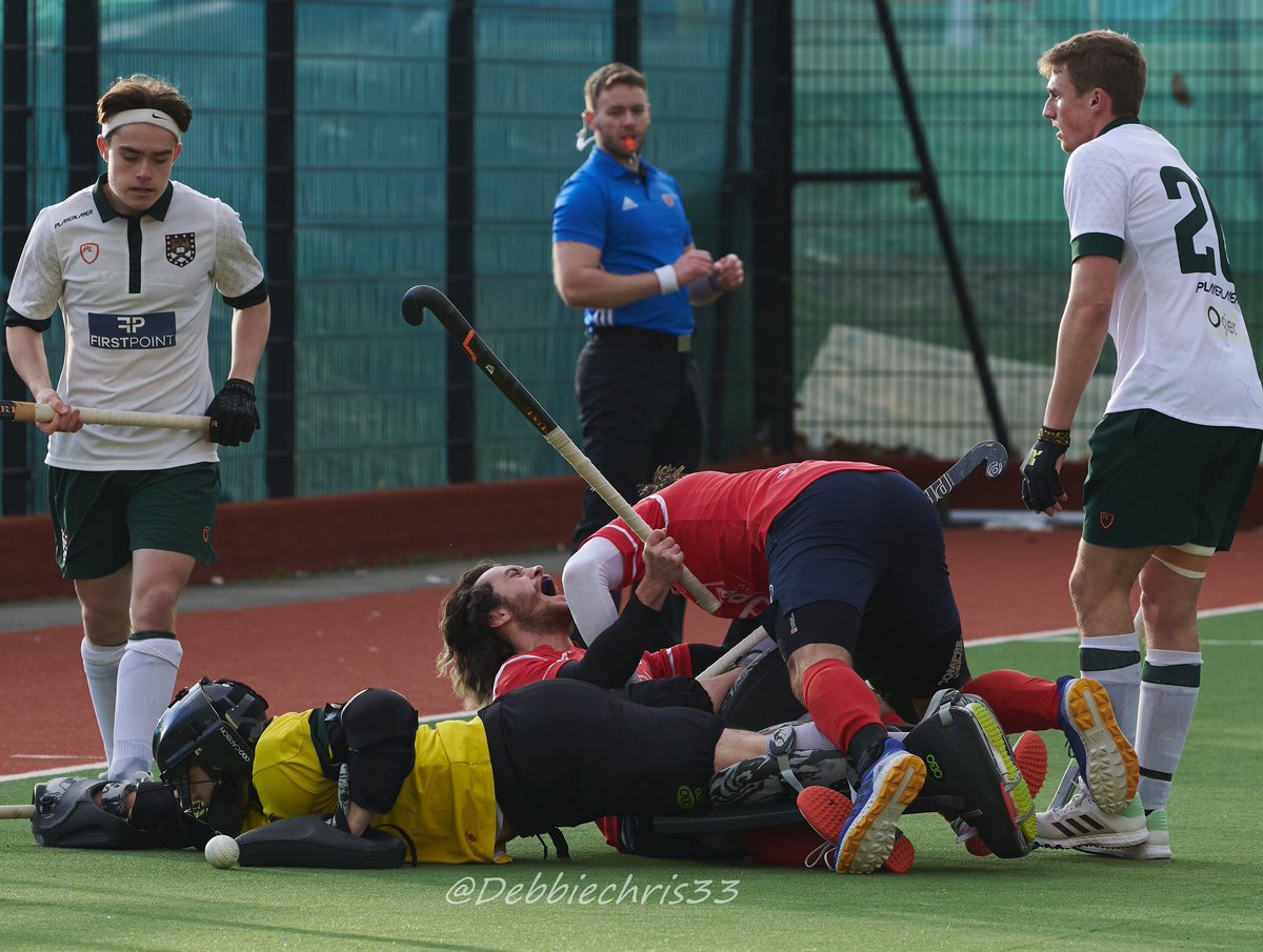 A much needed 6 points this weekend, a happy @OxtedHC team talk and celebrations for Sherwood, Crookshanks and Barnett today. @EnglandHockey @fieldhockeyclub @TheHockeyPaper #winningweekend
