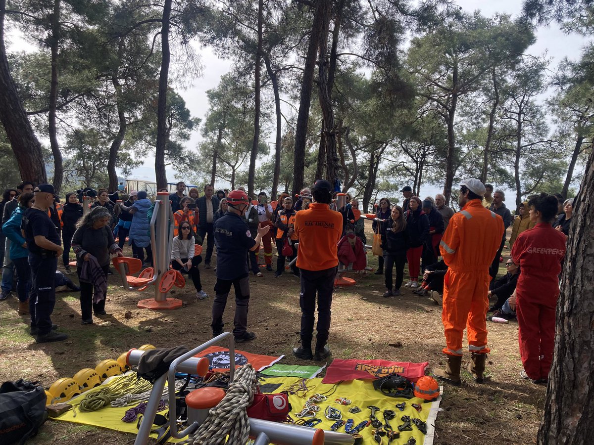 dunyamirasiada's tweet photo. Dayanışma Yaşatır🙏
Mahalle Afet Gönüllüleri- MAG ve @Greenpeace_Med Adalılar’ı afetlere hazırlarken, Adalılar da imece hazırladıkları yiyeceklerle piknikte dostluklarını pekiştirdiler🌳#dayanışma #deprem #adalar https://t.co/n233TDOJKH