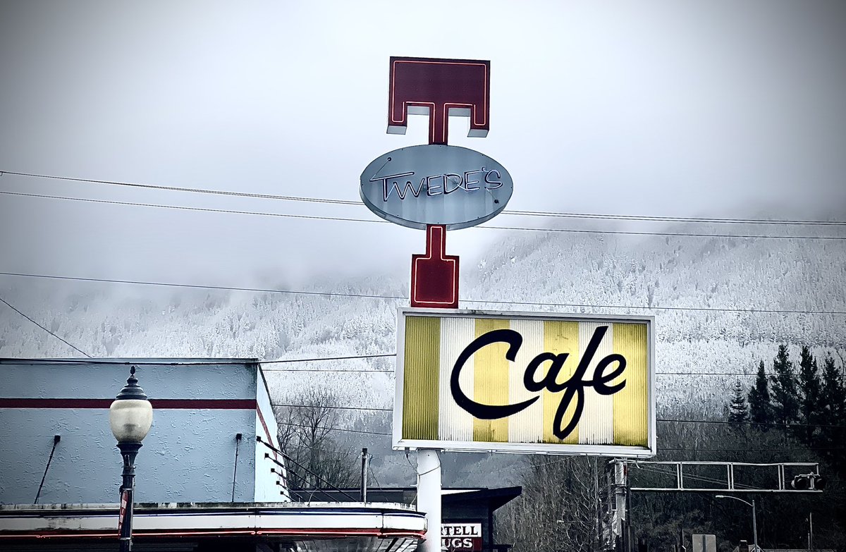 spejampar's tweet photo. Damn Fine @TwedesCafe.
Coffee and cherry pie. Yum!
Support local business
#twinpeaks #twinpeaksday #haiku #haikuing #therealtwinpeaks #twedes #twedescafe #doubleR @Twedes_Cafe https://t.co/XGEw86qb7N