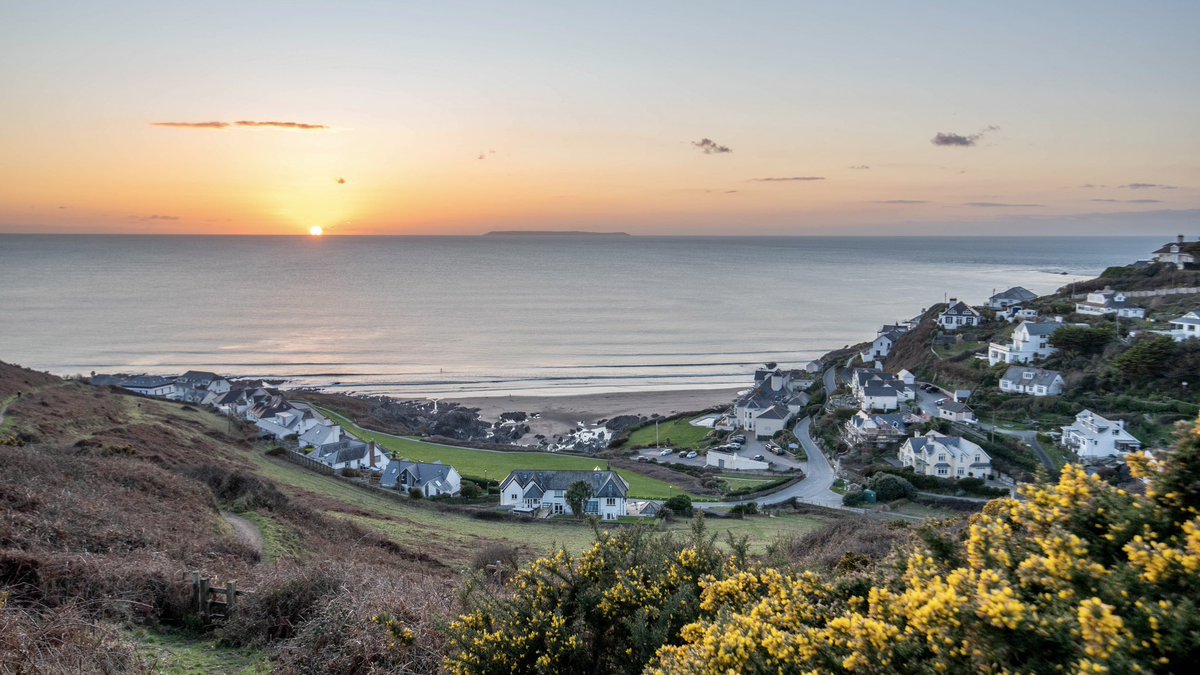 mcsparkyj's tweet photo. Walkies over Black Cloud Hill this evening and there was too many nice scenes to mention π
ππΆπΆπ
#woolacombe #mortehoe #norhdevon https://t.co/9xpfoFx0X1