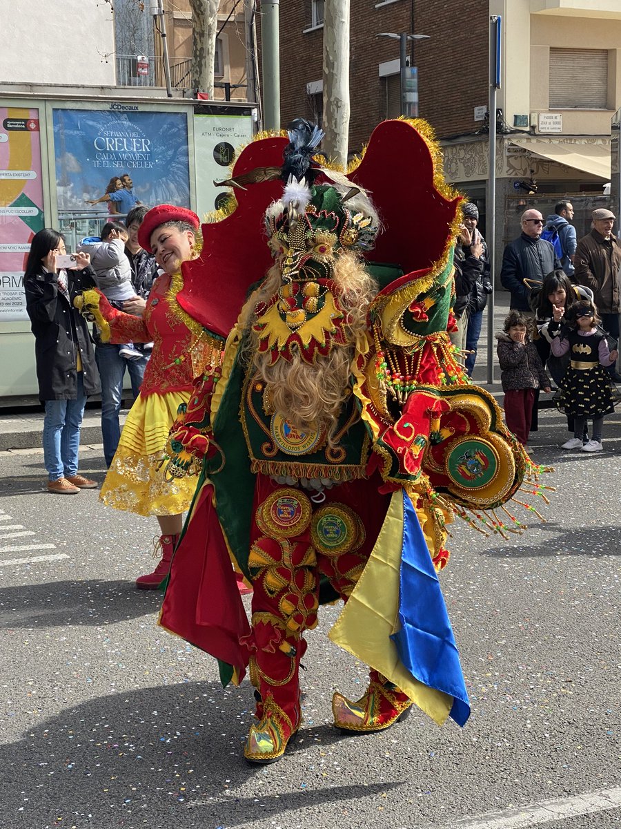 mirucka's tweet photo. Carnavalada en la Barceloneta. Alegría, color, música y baile. La mejor manera de celebrar. Gracias a la comunidad boliviana por este regalo.
#carnavalada https://t.co/wZyPeEj9Pk