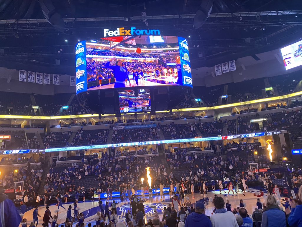 Atmosphere at the <a href="/Memphis_MBB/">Memphis Basketball</a> Tigers game is a whole vibe! #GoTigersGo
