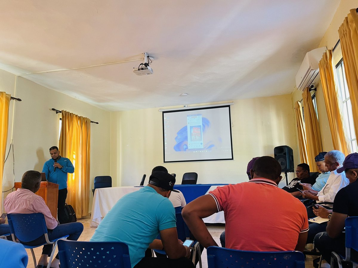 CarlaMargaret4's tweet photo. En estos momentos nos encontramos en Neyba, en el taller de Redes Sociales y Comunicación Política con @delvyslanfranco @AbelMartinezD @Nitropt_10 @manuelpaula02 @JuventudConAbel @AndersonFerrer3 @lajpld @carolinawbg29 @CarlosPascualam https://t.co/3LrVukBBjJ