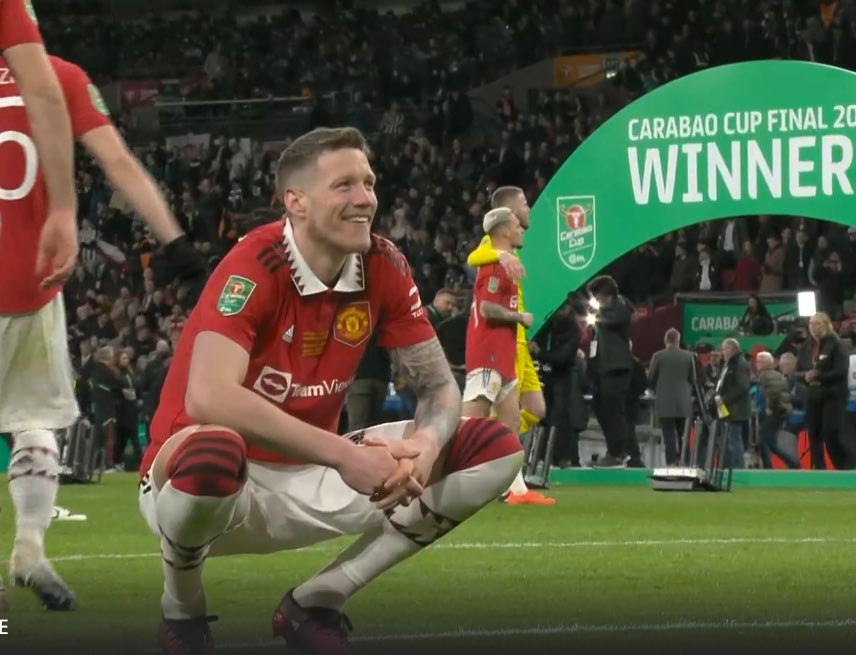 Wout Weghorst die zijn eerste prijs met #ManchesterUnited binnenhaalt. En daarna alle ruimte neemt om de ontlading in zich op te nemen. #jongensboek