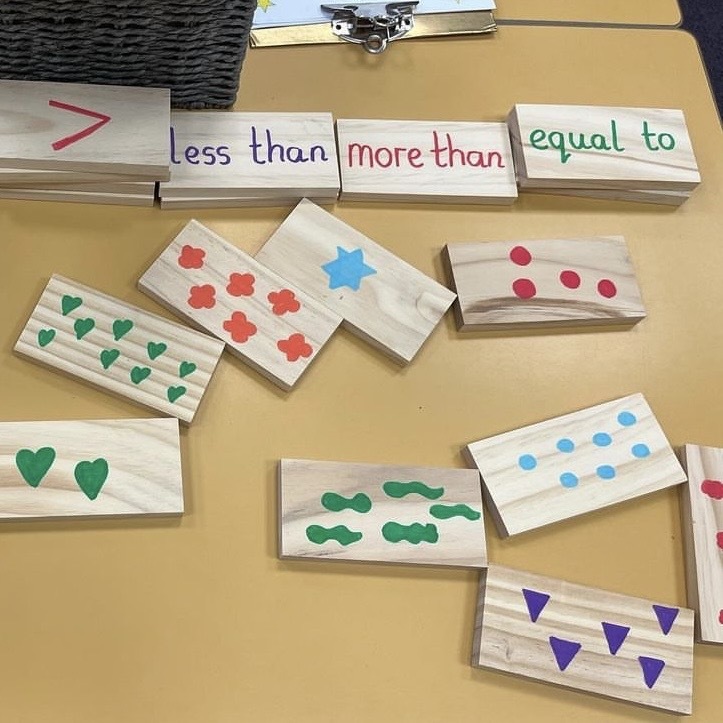 WhiteRoseEd's tweet photo. We love how these wooden blocks have been transformed into a practical maths tool to help compare numbers.
Discover more number resources on our website: https://t.co/hm3HD9zQor
📸 miss_a_year1
#whiterosemaths #comparingnumbers #learningideas https://t.co/FsCThecaPd