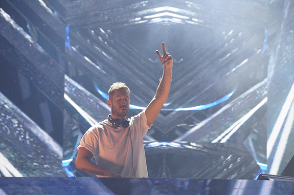tusdj's tweet photo. #EspacioRiesco se convirtió en la pista de baile más grande de Chile con el espectacular show de @CalvinHarris #CalvinHarris #calvinharrischile https://t.co/nM8zz1Urc1 https://t.co/7wK9qjsqJT