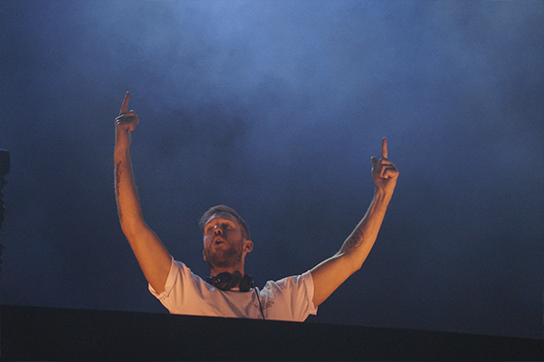 tusdj's tweet photo. #EspacioRiesco se convirtió en la pista de baile más grande de Chile con el espectacular show de @CalvinHarris #CalvinHarris #calvinharrischile https://t.co/nM8zz1Urc1 https://t.co/7wK9qjsqJT