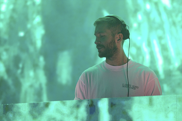 tusdj's tweet photo. #EspacioRiesco se convirtió en la pista de baile más grande de Chile con el espectacular show de @CalvinHarris #CalvinHarris #calvinharrischile https://t.co/nM8zz1Urc1 https://t.co/7wK9qjsqJT