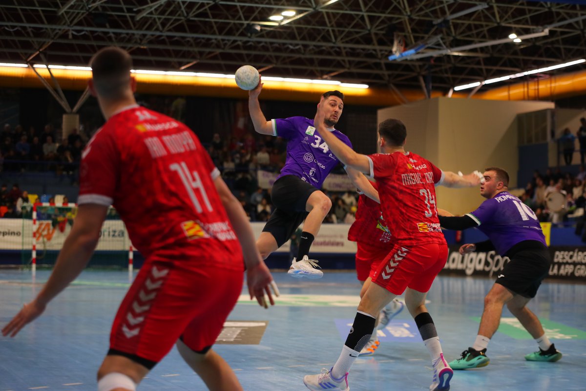 ASOBAL's tweet photo. 👆🏰 El @BmHuesca asalta el David Santamaría de @bmguadalajara (28-30) y escala hasta la 11ª posición.

🤜🤛El tándem @ivanmonttoya2 y @RudolphHackbar1 lidera la victoria con 13 goles.

📸Santi Molina

🟢🟡#LaEnergíadeASOBAL https://t.co/UX0SqivQss