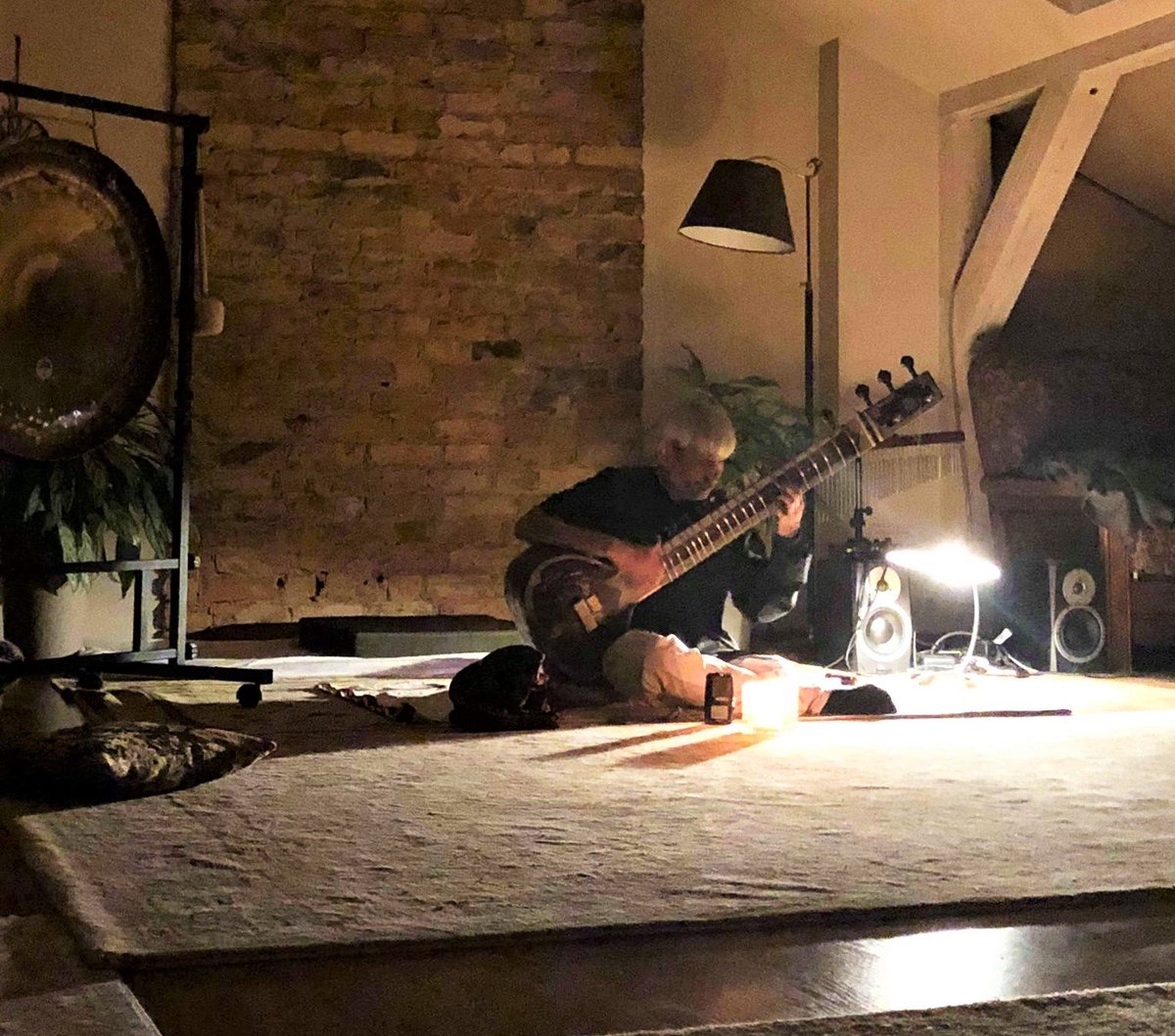 Happy Sunday friends !!  hope you are have nice time ,here just to let you know , i'll be playing Tomorrow online &amp; you all are welcome to join !! 💐🌈❣️☀️🎼it'll be a great pleasure to see you !! here is info : stageit.com/ajit_singh/sit…🎊💦🍻