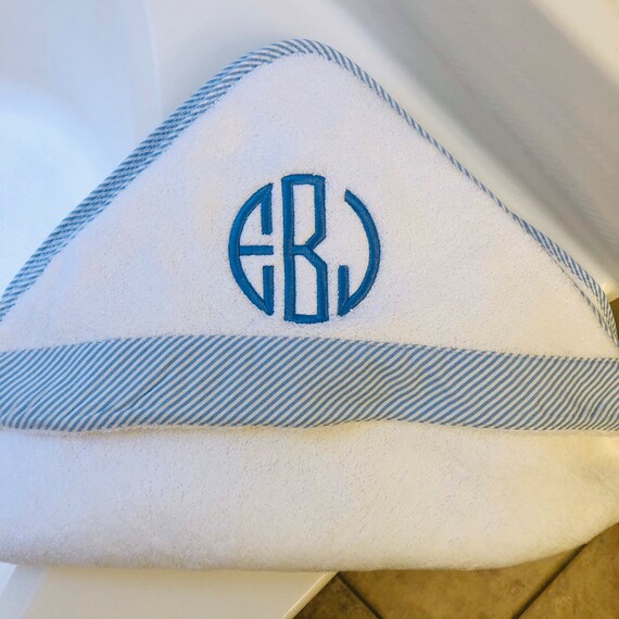Monogramm Hooded Baby Towel, Baby Shower Gift, etsy.me/2WgXRUs #embroideredtowel #bathtowels #pink #blue #babygifts #gifts #monogram @etsymktgtool