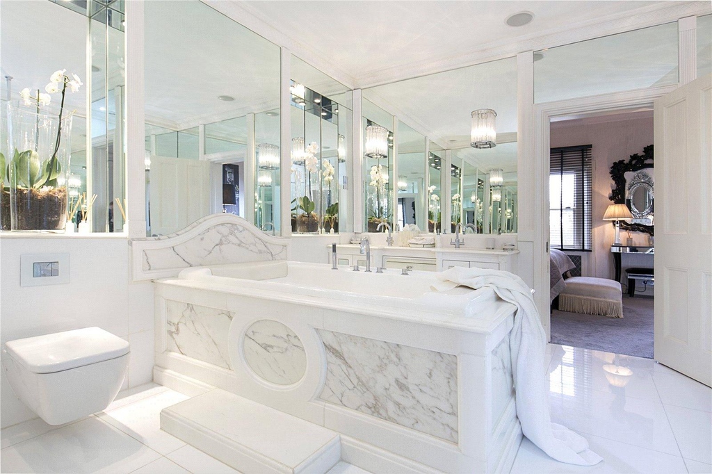 Chestertons's tweet photo. A remarkable #terrace home that will have you feeling like you're living inside a #renaissance painting 🖼 ✨ 

🛌 5 bedrooms⁠ ⁠
💷 £25,000 per week
📍 Regent's Park, NW1

Follow the 🔗 for more: https://t.co/QOyLo8NO7H

#ShortLet #RegentsPark #Luxury #Property https://t.co/a9wztGuH1t