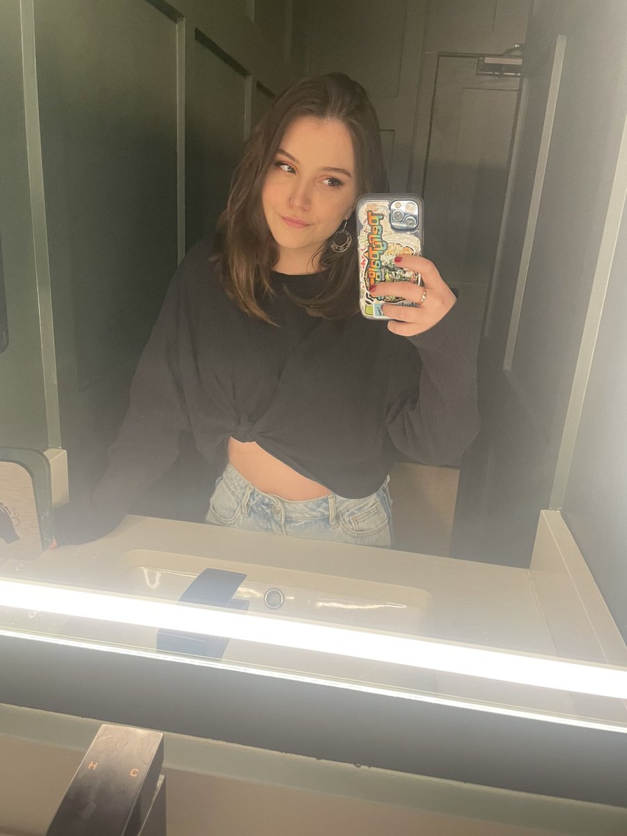 kleebooshawn's tweet photo. Another day, another green room selfie https://t.co/DD29bIr9Zq