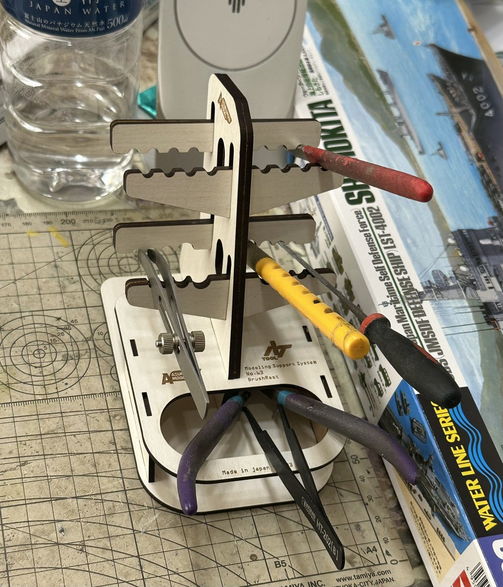 塗装時の筆だけでなく、組み立てフェイズでも活躍。
整理収納ではなく、一時的な置き場に割り切り、作業中に机上が散らからない便利品。早速、重宝してます。
Not only a brush when painting, but also an active part in the assembly phase.

#ブラシレスト　#asunarowmodel #brushrest