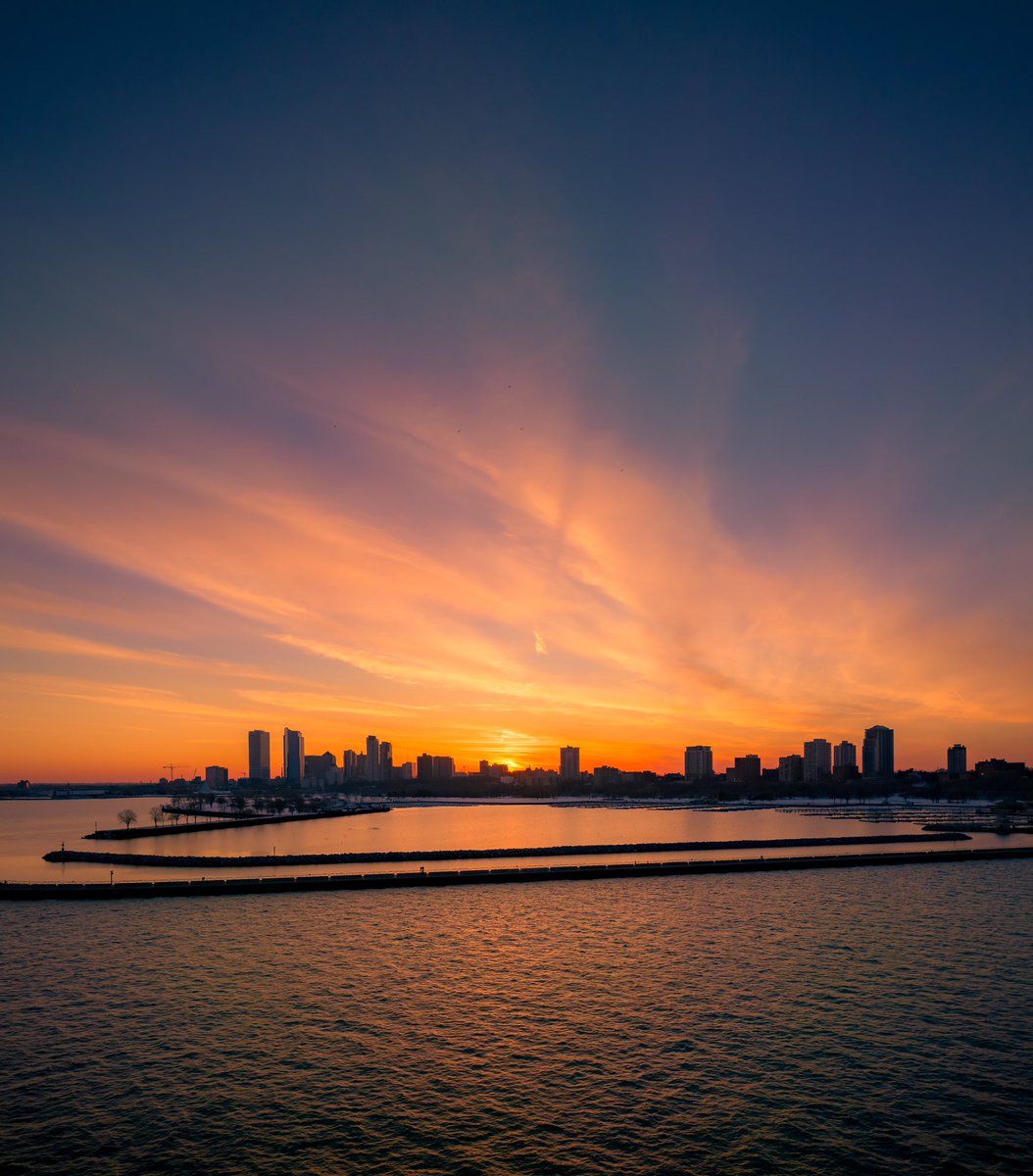 natevomhof's tweet photo. Tonight’s sunset was a 10/10. 🤩 #Milwaukee https://t.co/5t4DKFgNnQ