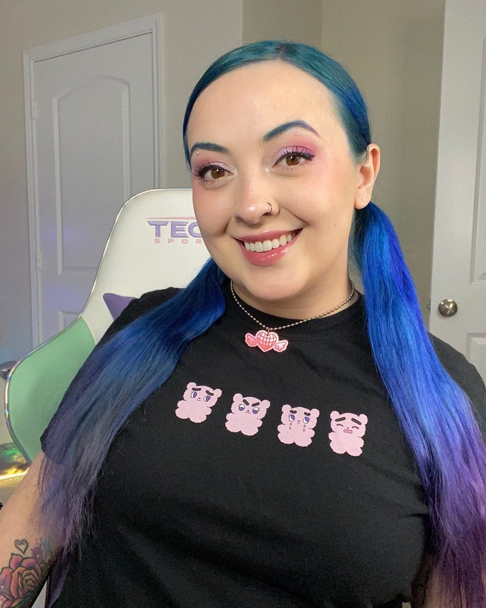 oVertoneColor's tweet image. BRB... trying to be as cool as @kirakira.tv this year 💜🌈💙

#overtone #fantasyhair #colormelt #vividhair #dreamhair #mermaidhair