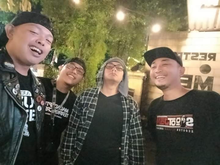 GILA , Generasi Penolak Tua.
Musik hanyalah sebuah musik, sebuah alat untuk menyuarakan perasaan kita. Karna bagaimanapun kita menilainya, musik hanyalah musik. Tolol jika bandingkan musik satu dgn musik yg lain,karna pada dasarnya semua musik itu hanya memiliki doremifasollasido