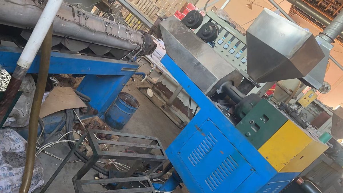 ract005's tweet image. A whole compelet jacket line on sell.
65+35 extruction machine.