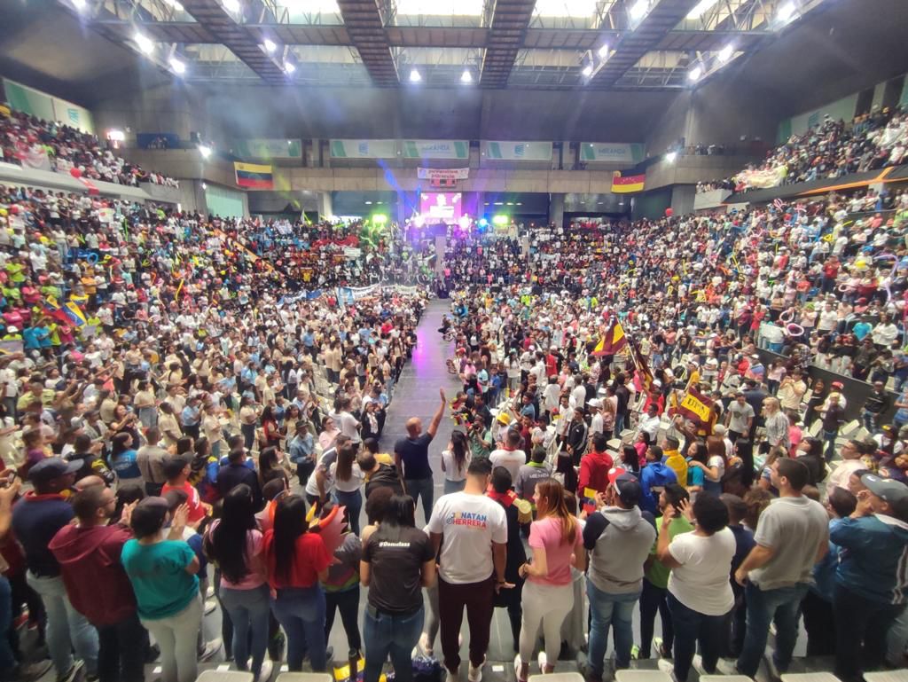 ZYSEGMIRANDA's tweet photo. #Miranda La Juventud Mirandina se encuentra con nuestro gobernador Héctor Rodríguez Castro en el complejo deportivo Papá Carrillo, con el propósito de oír a los representantes estudiantiles y de la juventud en general sobre su papel en el desarrollo social y económico del estado https://t.co/ahKBMypEwS
