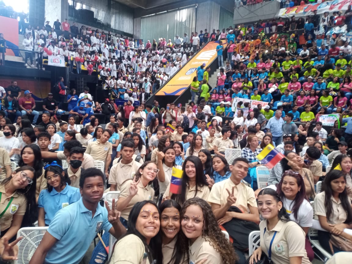 ZYSEGMIRANDA's tweet photo. #Miranda La Juventud Mirandina se encuentra con nuestro gobernador Héctor Rodríguez Castro en el complejo deportivo Papá Carrillo, con el propósito de oír a los representantes estudiantiles y de la juventud en general sobre su papel en el desarrollo social y económico del estado https://t.co/ahKBMypEwS