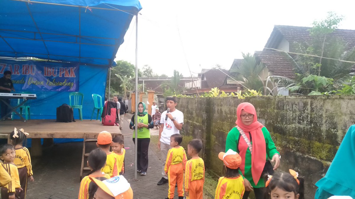 DesaKaligondo's tweet photo. Minggu, 26 Februari 2023
Kegiatan Bazar Ibu-ibu PKK Sunday Market di Jalan At Taslim Dusun Kaliwadung Desa Kaligondo Kecamatan Genteng 
Kegiatan ini dipimpin oleh Bapak Kepala Desa Kaligondo dan Dihadiri Seluruh Perangkat Desa Kaligondo https://t.co/5UJJRerPXV