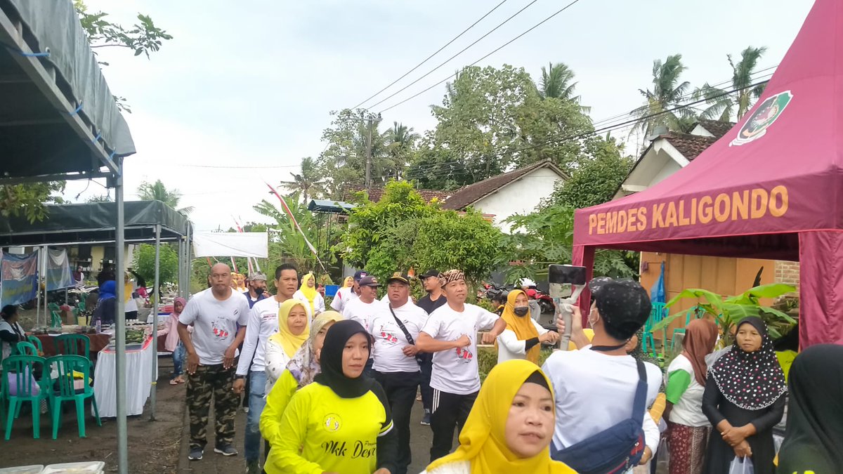 DesaKaligondo's tweet photo. Minggu, 26 Februari 2023
Kegiatan Bazar Ibu-ibu PKK Sunday Market di Jalan At Taslim Dusun Kaliwadung Desa Kaligondo Kecamatan Genteng 
Kegiatan ini dipimpin oleh Bapak Kepala Desa Kaligondo dan Dihadiri Seluruh Perangkat Desa Kaligondo https://t.co/5UJJRerPXV