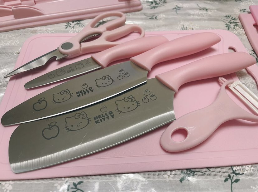 elegantcritters's tweet photo. pink hello kitty knife set ♡ https://t.co/XaD71QzOLi
