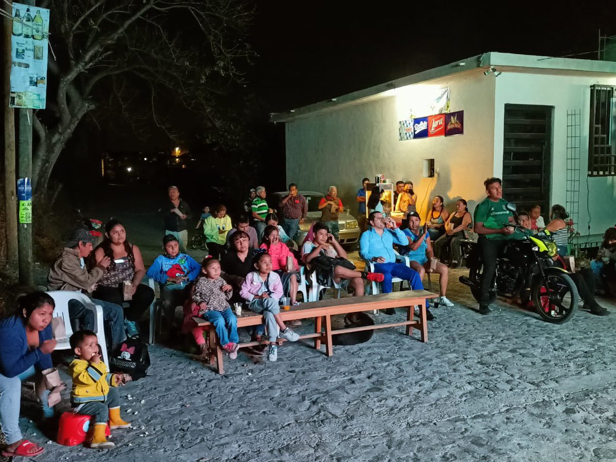 manuelmgarrigos's tweet photo. Una reunión más del programa comunitario y social: “Cine en tu casa”. Muchas gracias a mi querida amiga Leticia Satuano por la invitación a la colonia #Amates, de la Delegación #Mariano, #Matamoros, en #Cuernavaca, #Morelos, #MMG #R202 https://t.co/FsCbSQJLAz