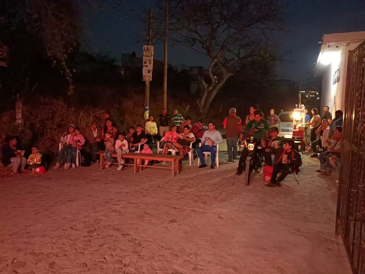 manuelmgarrigos's tweet photo. Una reunión más del programa comunitario y social: “Cine en tu casa”. Muchas gracias a mi querida amiga Leticia Satuano por la invitación a la colonia #Amates, de la Delegación #Mariano, #Matamoros, en #Cuernavaca, #Morelos, #MMG #R202 https://t.co/FsCbSQJLAz