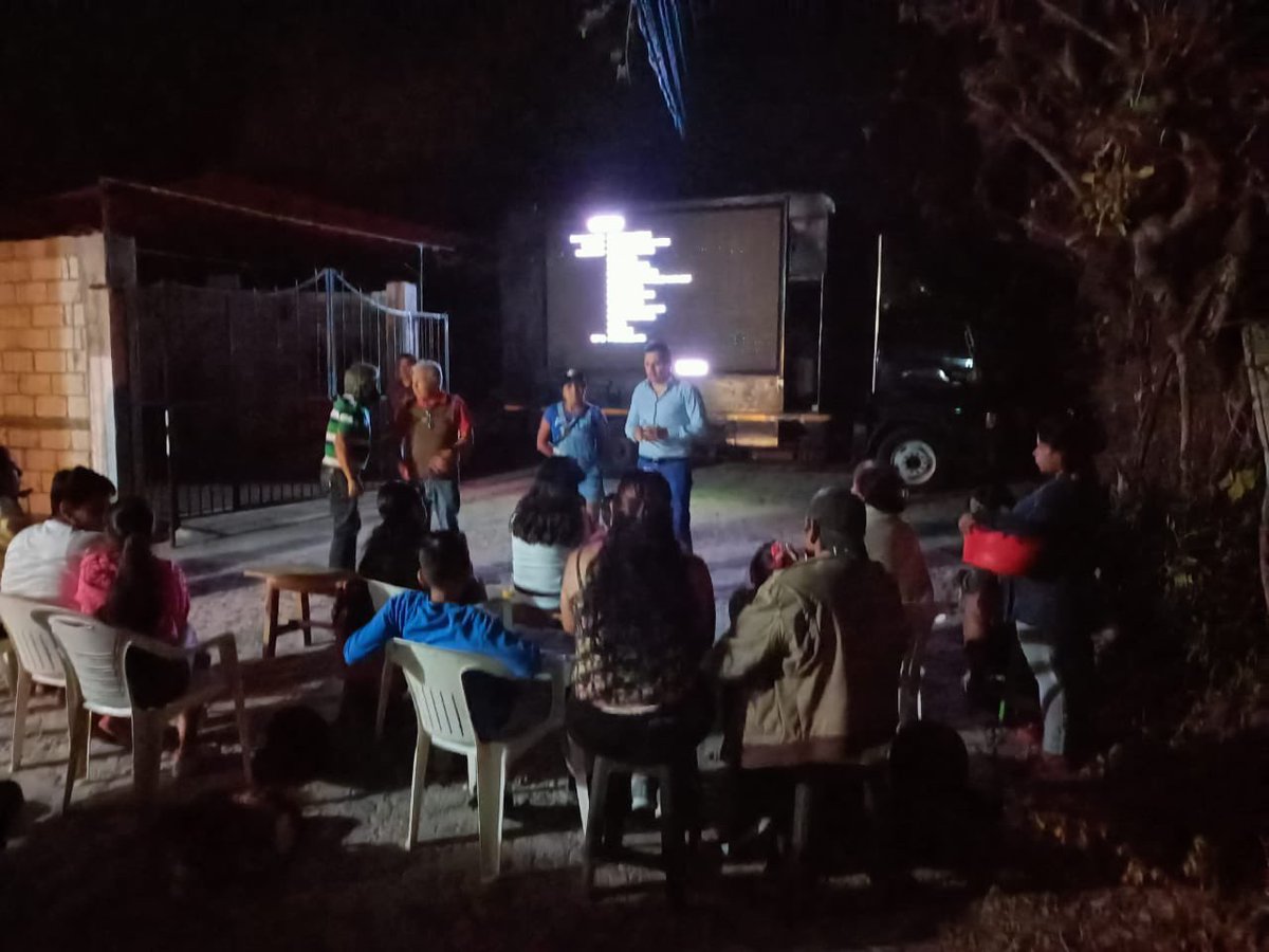 manuelmgarrigos's tweet photo. Una reunión más del programa comunitario y social: “Cine en tu casa”. Muchas gracias a mi querida amiga Leticia Satuano por la invitación a la colonia #Amates, de la Delegación #Mariano, #Matamoros, en #Cuernavaca, #Morelos, #MMG #R202 https://t.co/FsCbSQJLAz