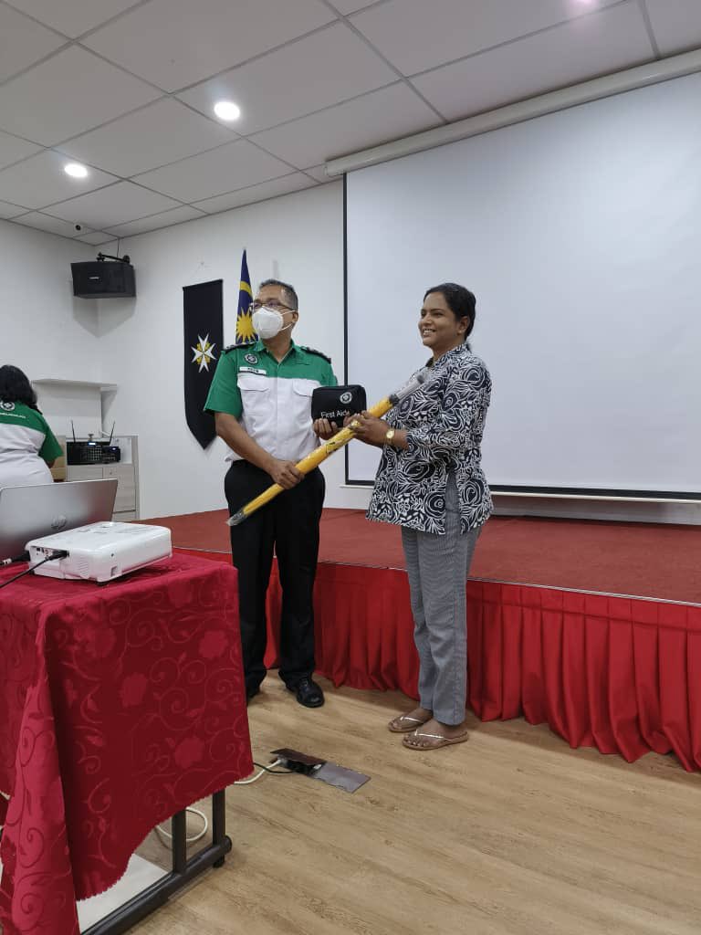 myAIDScouncil's tweet photo. Both Exco members also conducted a session each for fellow cadets and volunteers of St. Johns Ambulance.
#MACcare #KitaJagaKita #EndingAIDS2030 https://t.co/pYDlNxF351