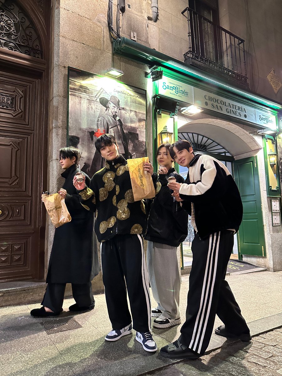 hidethecorpse's tweet photo. Seonghwa en plan «dejadme de fotitos que yo solo quiero mis churros que llevo un puto año esperando para volver» https://t.co/V7HCs2X2d8