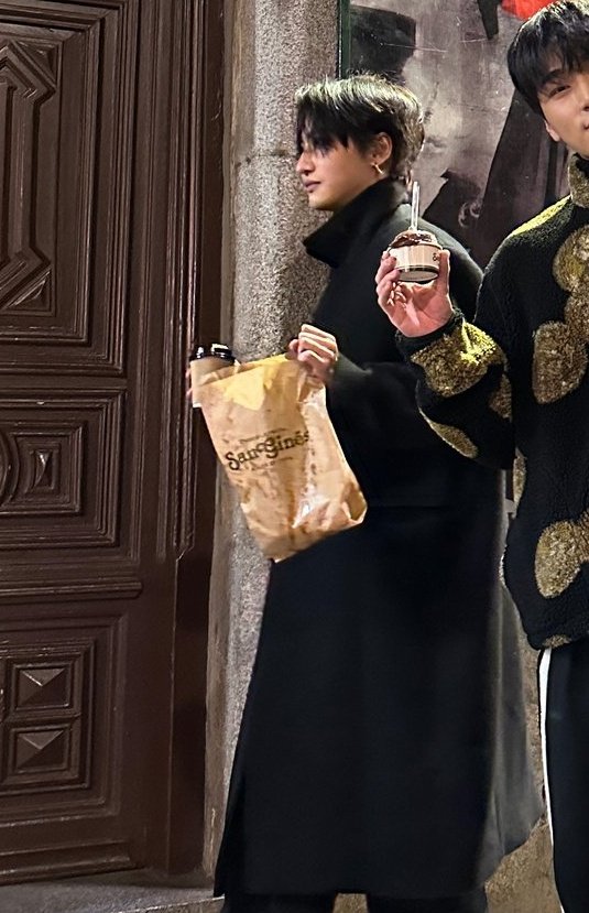 hidethecorpse's tweet photo. Seonghwa en plan «dejadme de fotitos que yo solo quiero mis churros que llevo un puto año esperando para volver» https://t.co/V7HCs2X2d8