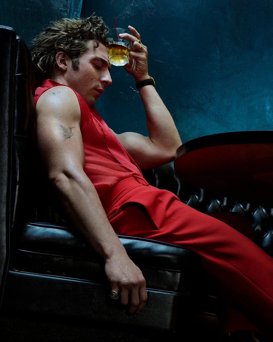 Jeremy Allen White is first-time SAG Award winner.