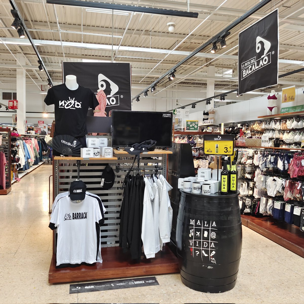 VideogameCave's tweet photo. @CarrefourES con #LaRutaDelBacalao

Había espacio hasta para un poco de Hu-Ha "Made in @ChimoBayo" 😂

Logos de #SpookFactory, #NOD, #Barraca, #Espiral, #Chocolate,... grandes tiempos fiesteros. https://t.co/4vJCCyCcxb