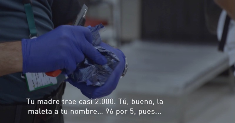 CROP_TV's tweet photo. 💊El recuento final arroja la cantidad de 2400 pastillas en el caso de la madre y de 480 en el caso de su hijo.

🥶 Aunque aquí lo azul eran las pastillas, de un color parecido se les queda el rostro al conocer las consecuencias.

⏰Es #ControlDeFronteras España en @DMAX_es https://t.co/7UurMAuCgv