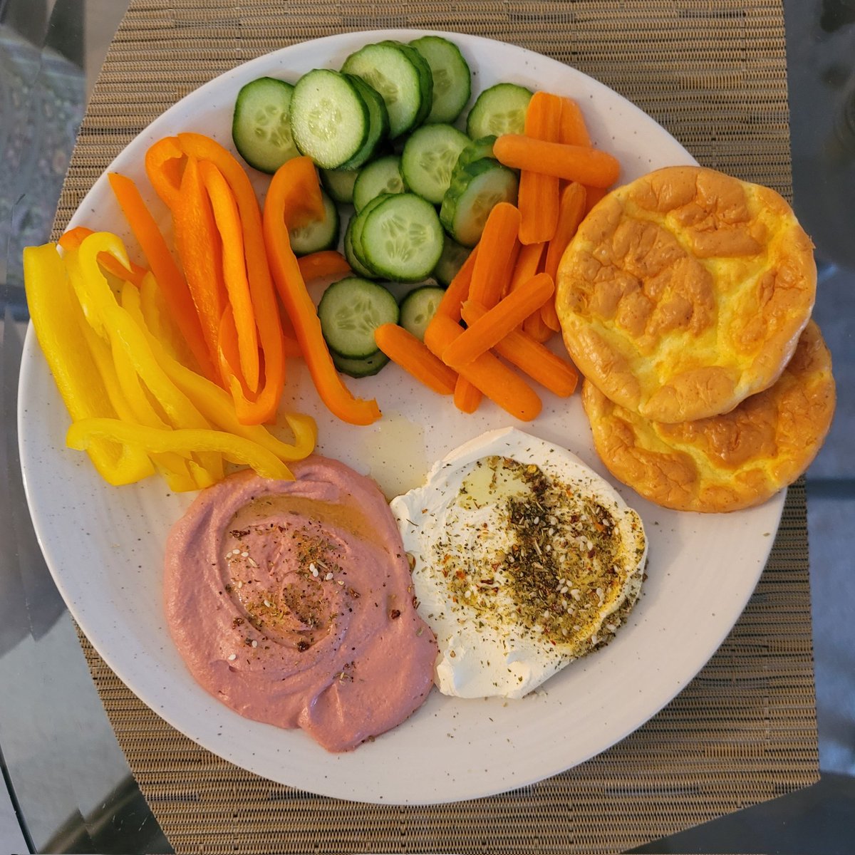 MyGFVeggieLife's tweet photo. Simple lunch of veggies, beet hummus, labneh (topped bit a bit too much greek seasoning!) and Cloudies Original cloud bread from @thecloudbreadcompany

#glutenfreevegetarian 
#glutenfree 
#vegetarian 
#grainfree https://t.co/djvCjIYJ5U
