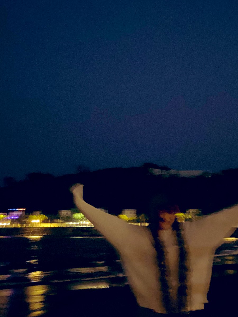 lin_keroro's tweet photo. 今天去了图书馆和沙滩，在日料店看到了好有趣的河豚🐡💡
不知道这个灯是不是真的河豚？
抱着这个疑问在公园里再次见到了河豚状的游乐设施，今天是“与海有关”的一天🌊 https://t.co/QRsT2WOzom